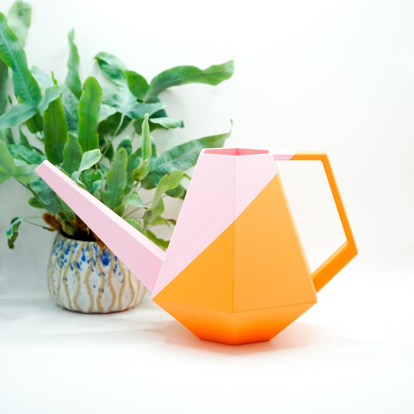 Die zweifarbige Poly Gießkanne ist ein dekorativer Hingucker für deine Zimmerpflanzen. Die Designer Gießkanne wird aus Biokunsstoff und mit dem 3D-Druckverfahren hergestellt. Sie eignet sich perfekt für die Bewässerung und Pflege von Zimmerpflanzen.