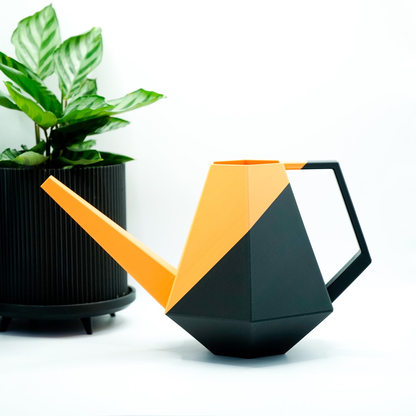 Die zweifarbige Poly Gießkanne ist ein dekorativer Hingucker für deine Zimmerpflanzen. Die Designer Gießkanne wird aus Biokunsstoff und mit dem 3D-Druckverfahren hergestellt. Sie eignet sich perfekt für die Bewässerung und Pflege von Zimmerpflanzen.