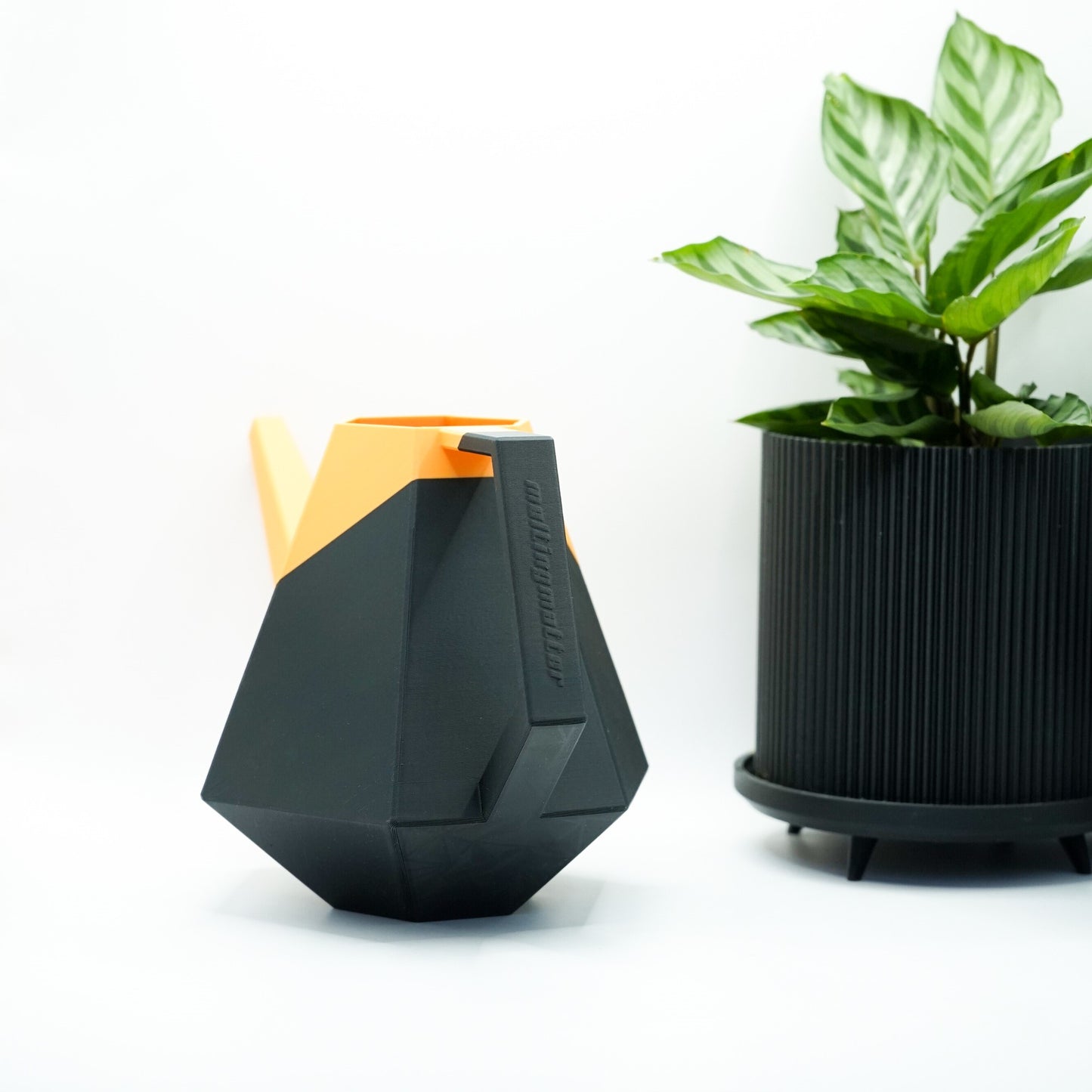 Die zweifarbige Poly Gießkanne ist ein dekorativer Hingucker für deine Zimmerpflanzen. Die Designer Gießkanne wird aus Biokunsstoff und mit dem 3D-Druckverfahren hergestellt. Sie eignet sich perfekt für die Bewässerung und Pflege von Zimmerpflanzen.