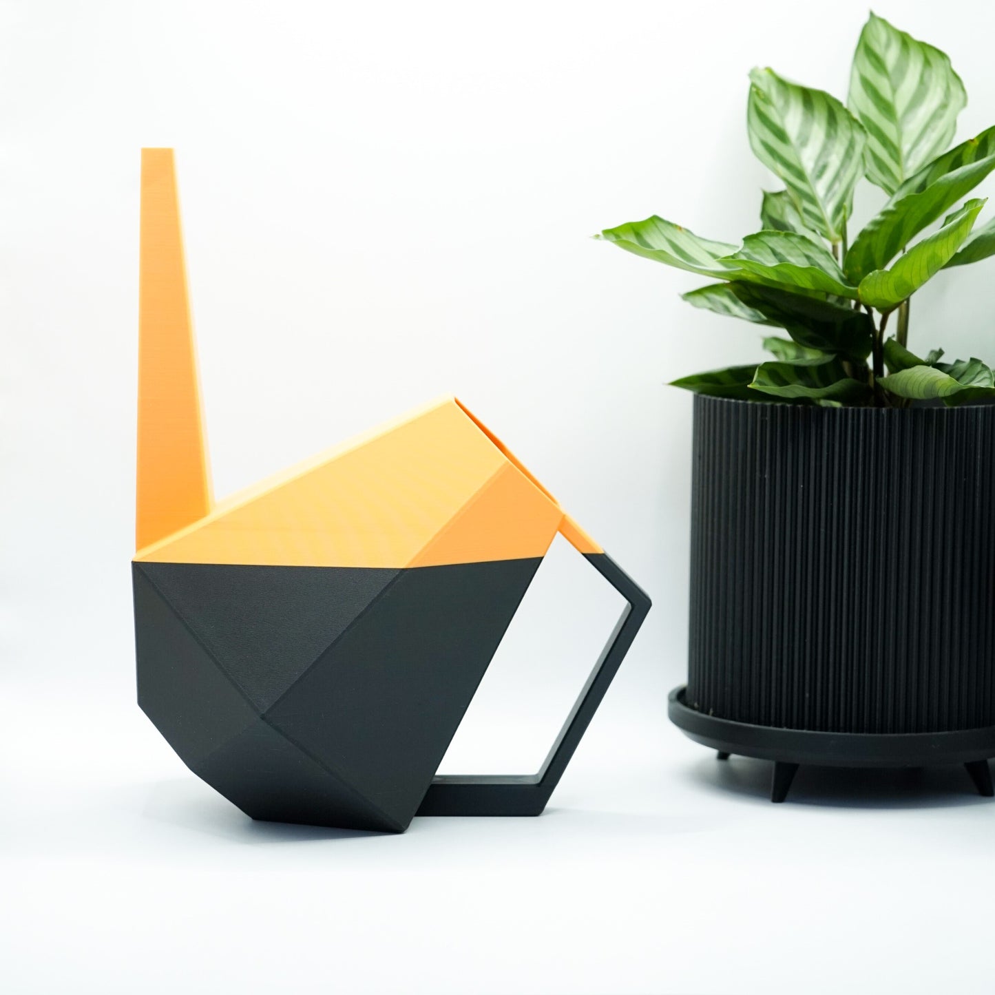 Die zweifarbige Poly Gießkanne ist ein dekorativer Hingucker für deine Zimmerpflanzen. Die Designer Gießkanne wird aus Biokunsstoff und mit dem 3D-Druckverfahren hergestellt. Sie eignet sich perfekt für die Bewässerung und Pflege von Zimmerpflanzen.