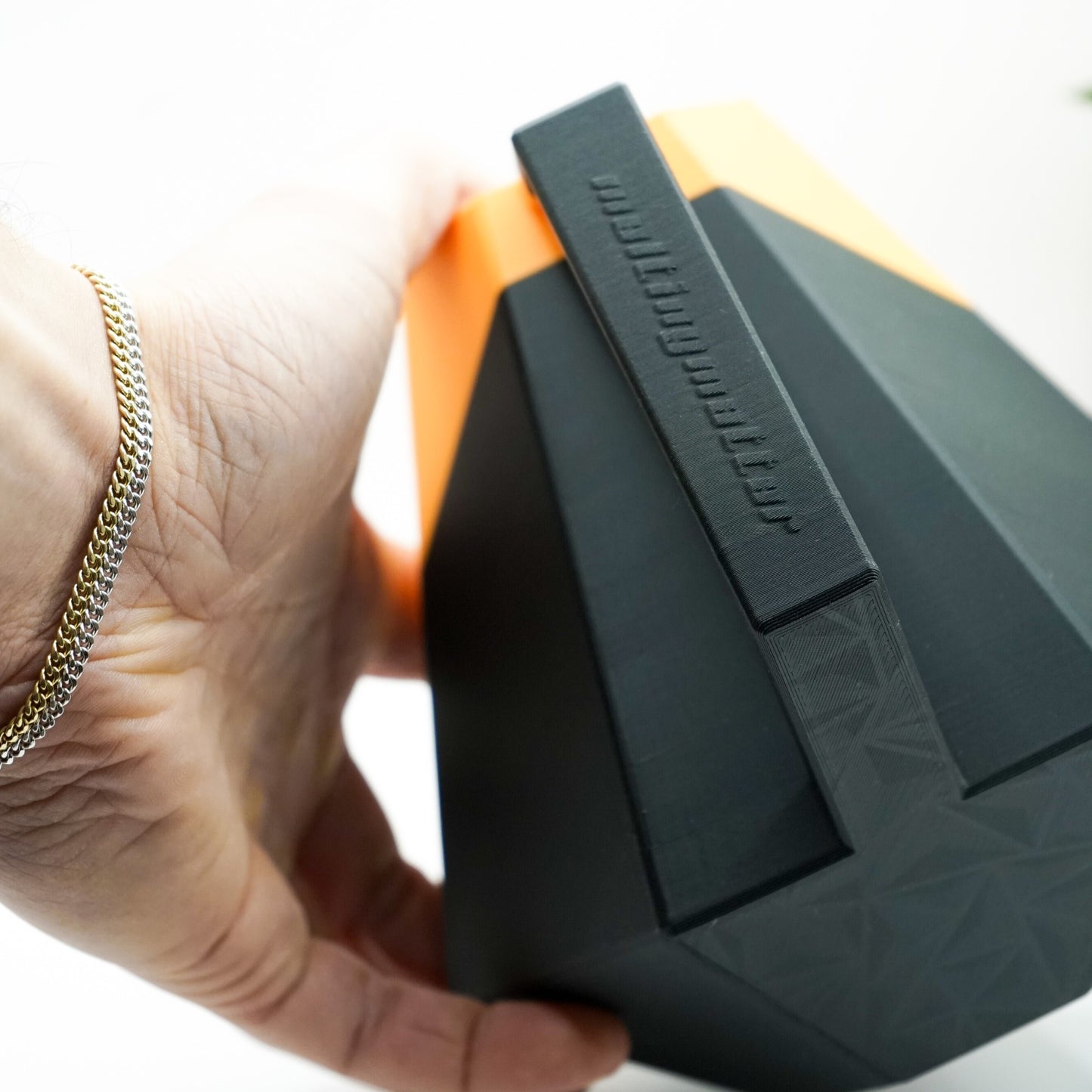 Die zweifarbige Poly Gießkanne ist ein dekorativer Hingucker für deine Zimmerpflanzen. Die Designer Gießkanne wird aus Biokunsstoff und mit dem 3D-Druckverfahren hergestellt. Sie eignet sich perfekt für die Bewässerung und Pflege von Zimmerpflanzen.