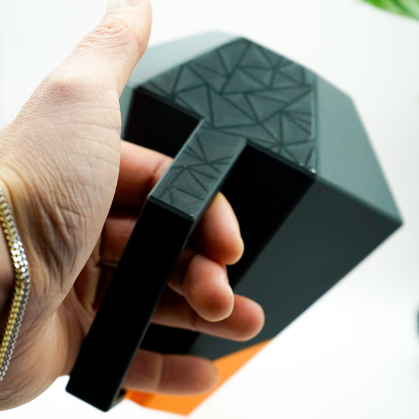 Die zweifarbige Poly Gießkanne ist ein dekorativer Hingucker für deine Zimmerpflanzen. Die Designer Gießkanne wird aus Biokunsstoff und mit dem 3D-Druckverfahren hergestellt. Sie eignet sich perfekt für die Bewässerung und Pflege von Zimmerpflanzen.