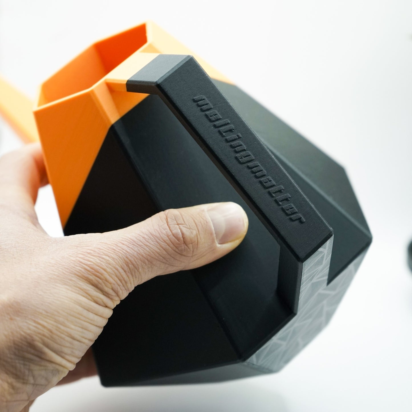 Die zweifarbige Poly Gießkanne ist ein dekorativer Hingucker für deine Zimmerpflanzen. Die Designer Gießkanne wird aus Biokunsstoff und mit dem 3D-Druckverfahren hergestellt. Sie eignet sich perfekt für die Bewässerung und Pflege von Zimmerpflanzen.
