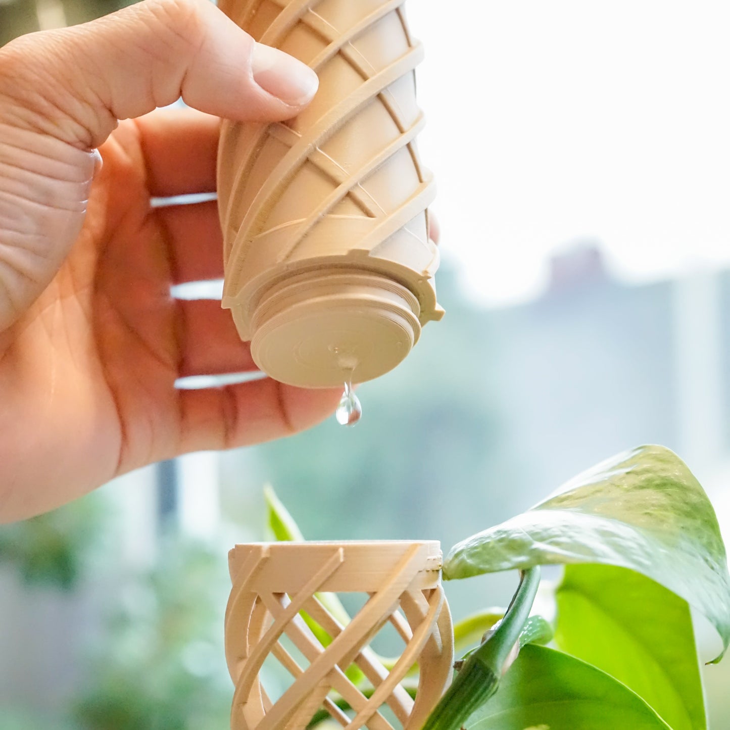 Die Gießhilfe für den Helix Moosstab sorgt für präzise Bewässerung ohne Verschütten. Das langsame Tropfsystem befeuchtet den Moosstab gleichmäßig. Ideal für Monstera, Efeutute und Kletterpflanzen. Für eine saubere und nachhaltige Pflanzenpflege.