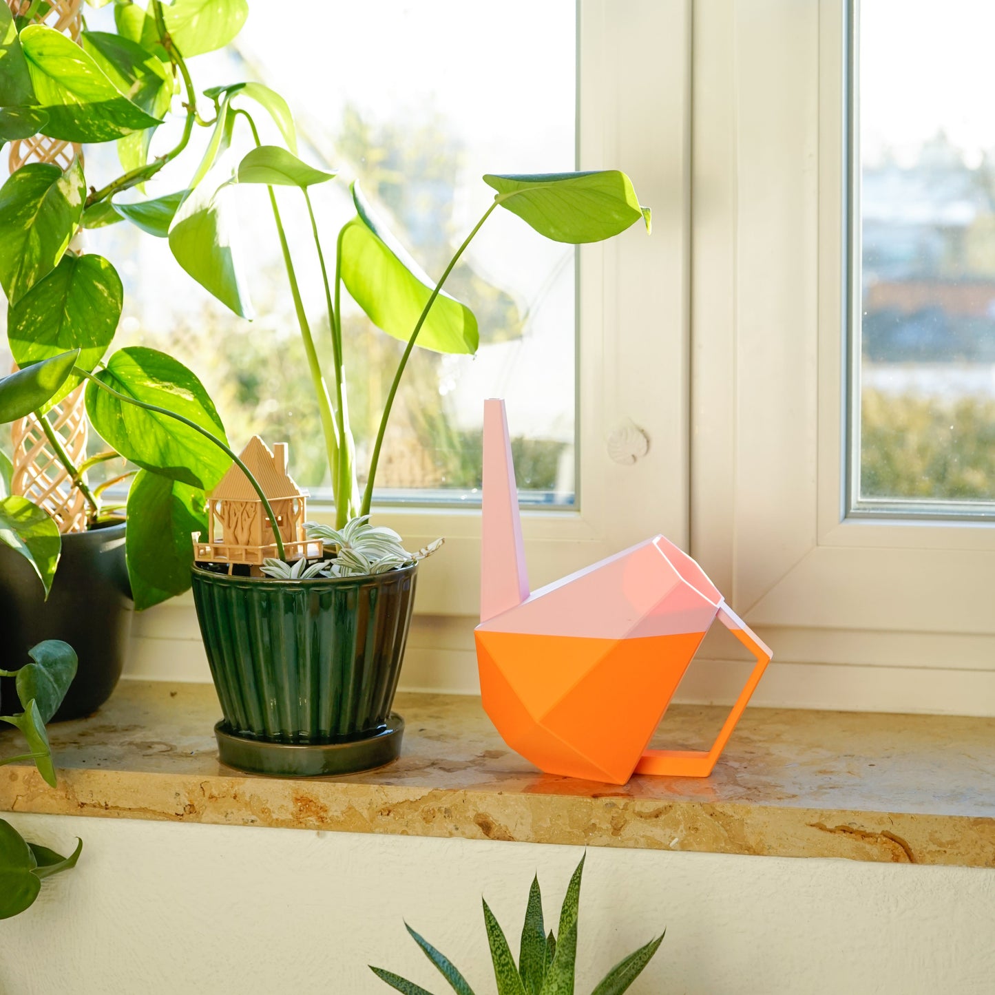 Die zweifarbige Poly Gießkanne ist ein dekorativer Hingucker für deine Zimmerpflanzen. Die Designer Gießkanne wird aus Biokunsstoff und mit dem 3D-Druckverfahren hergestellt. Sie eignet sich perfekt für die Bewässerung und Pflege von Zimmerpflanzen.