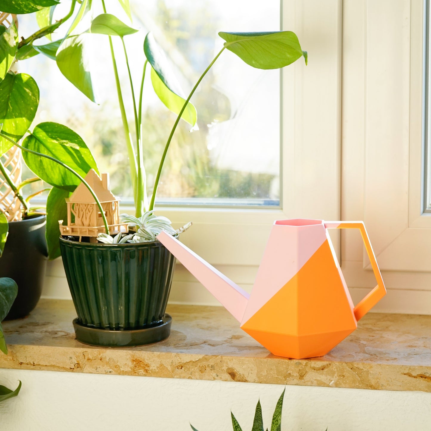 Die zweifarbige Poly Gießkanne ist ein dekorativer Hingucker für deine Zimmerpflanzen. Die Designer Gießkanne wird aus Biokunsstoff und mit dem 3D-Druckverfahren hergestellt. Sie eignet sich perfekt für die Bewässerung und Pflege von Zimmerpflanzen.