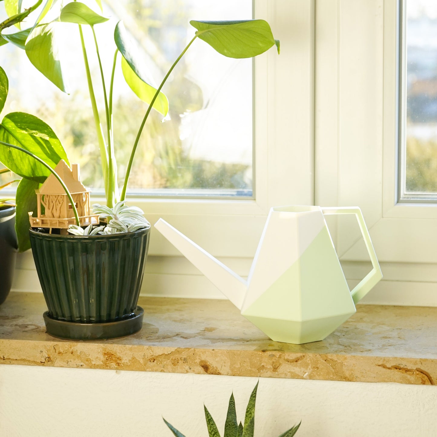 Die zweifarbige Poly Gießkanne ist ein dekorativer Hingucker für deine Zimmerpflanzen. Die Designer Gießkanne wird aus Biokunsstoff und mit dem 3D-Druckverfahren hergestellt. Sie eignet sich perfekt für die Bewässerung und Pflege von Zimmerpflanzen.