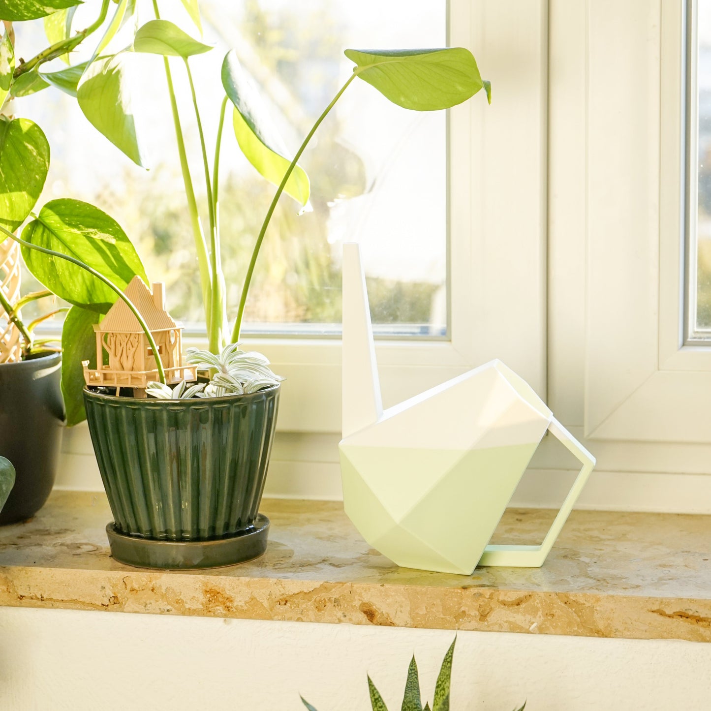 Die zweifarbige Poly Gießkanne ist ein dekorativer Hingucker für deine Zimmerpflanzen. Die Designer Gießkanne wird aus Biokunsstoff und mit dem 3D-Druckverfahren hergestellt. Sie eignet sich perfekt für die Bewässerung und Pflege von Zimmerpflanzen.
