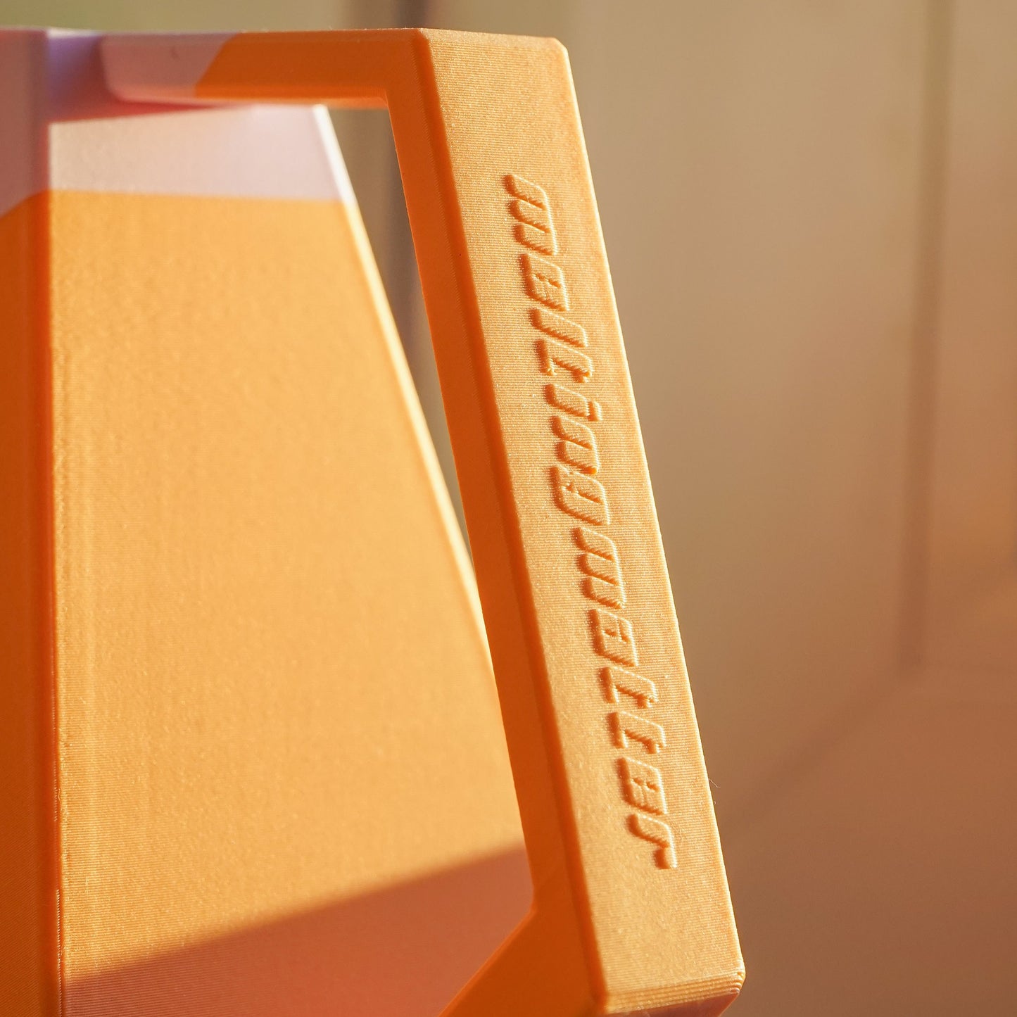Die zweifarbige Poly Gießkanne ist ein dekorativer Hingucker für deine Zimmerpflanzen. Die Designer Gießkanne wird aus Biokunsstoff und mit dem 3D-Druckverfahren hergestellt. Sie eignet sich perfekt für die Bewässerung und Pflege von Zimmerpflanzen.