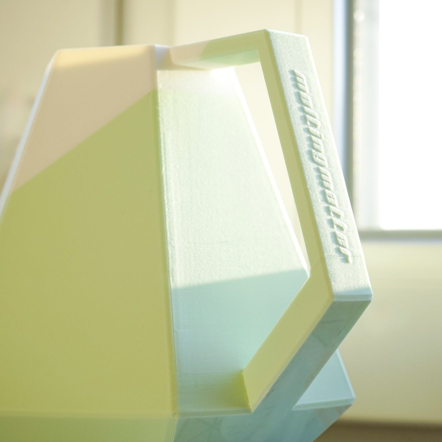 Die zweifarbige Poly Gießkanne ist ein dekorativer Hingucker für deine Zimmerpflanzen. Die Designer Gießkanne wird aus Biokunsstoff und mit dem 3D-Druckverfahren hergestellt. Sie eignet sich perfekt für die Bewässerung und Pflege von Zimmerpflanzen.