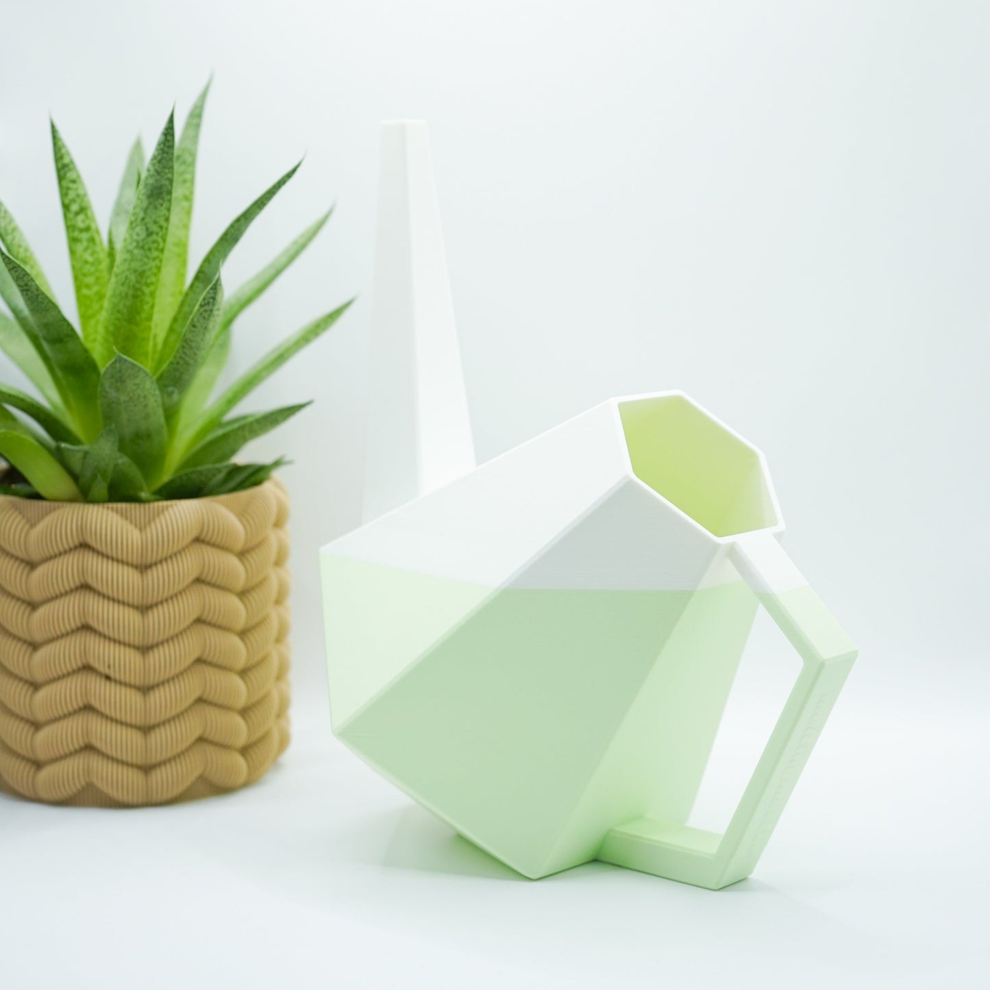 Die zweifarbige Poly Gießkanne ist ein dekorativer Hingucker für deine Zimmerpflanzen. Die Designer Gießkanne wird aus Biokunsstoff und mit dem 3D-Druckverfahren hergestellt. Sie eignet sich perfekt für die Bewässerung und Pflege von Zimmerpflanzen.