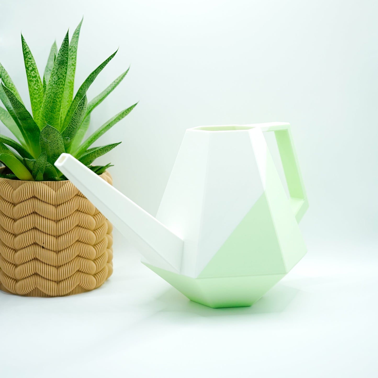 Die zweifarbige Poly Gießkanne ist ein dekorativer Hingucker für deine Zimmerpflanzen. Die Designer Gießkanne wird aus Biokunsstoff und mit dem 3D-Druckverfahren hergestellt. Sie eignet sich perfekt für die Bewässerung und Pflege von Zimmerpflanzen.