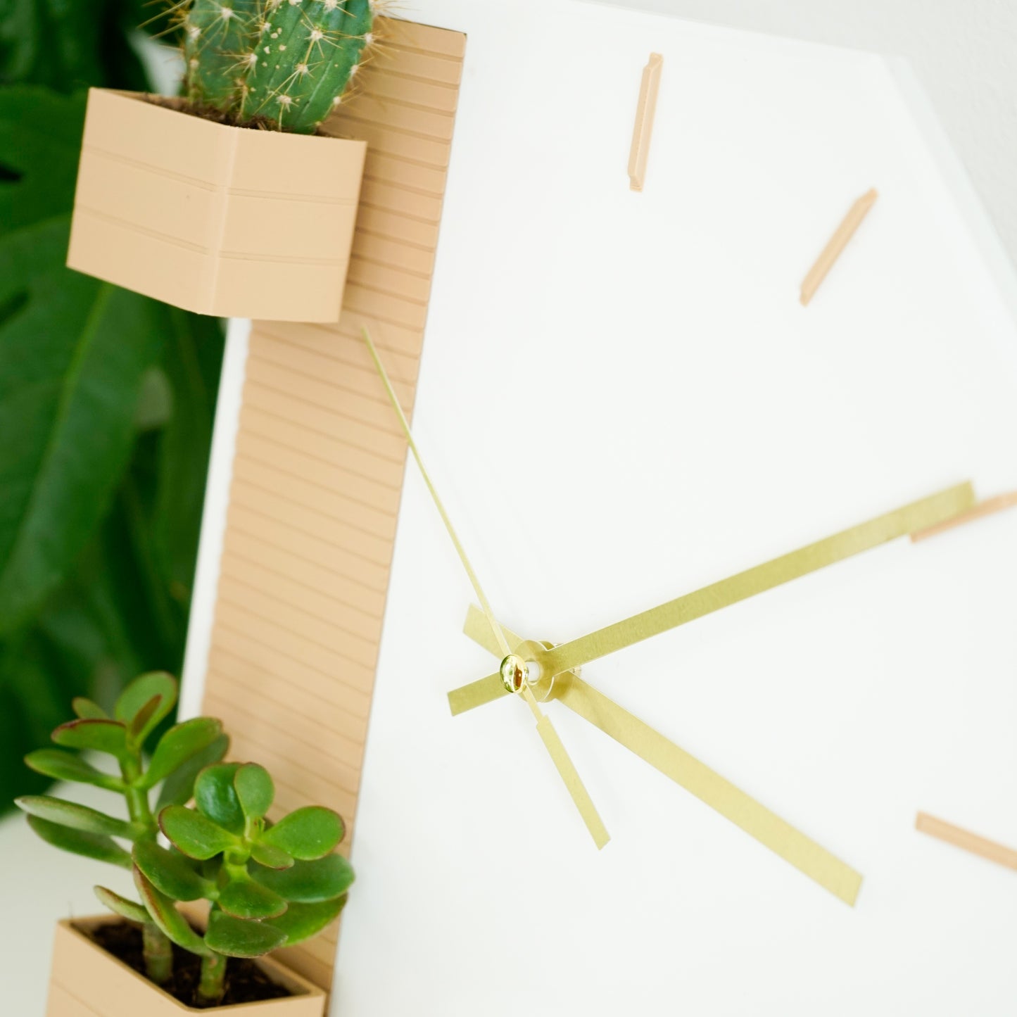 Moderne Wanduhr mit Pflanztopf