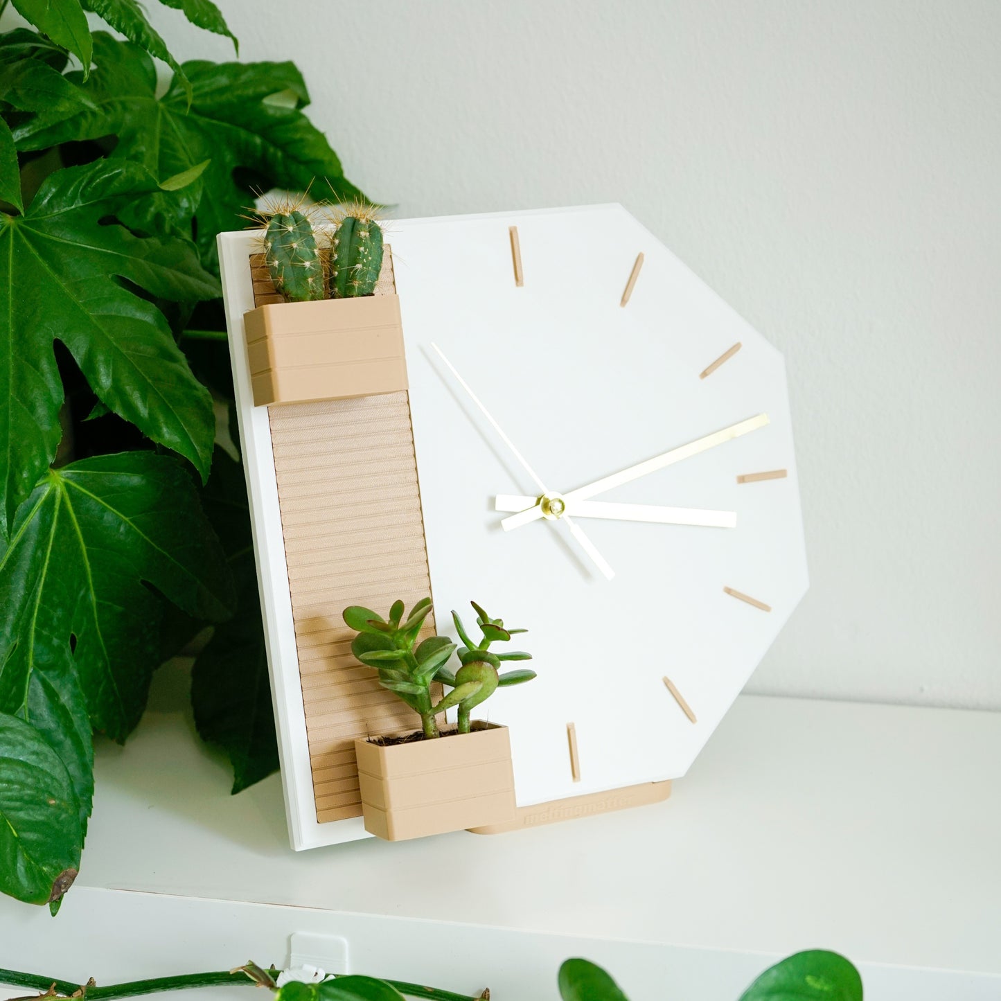 Moderne Wanduhr mit Pflanztopf