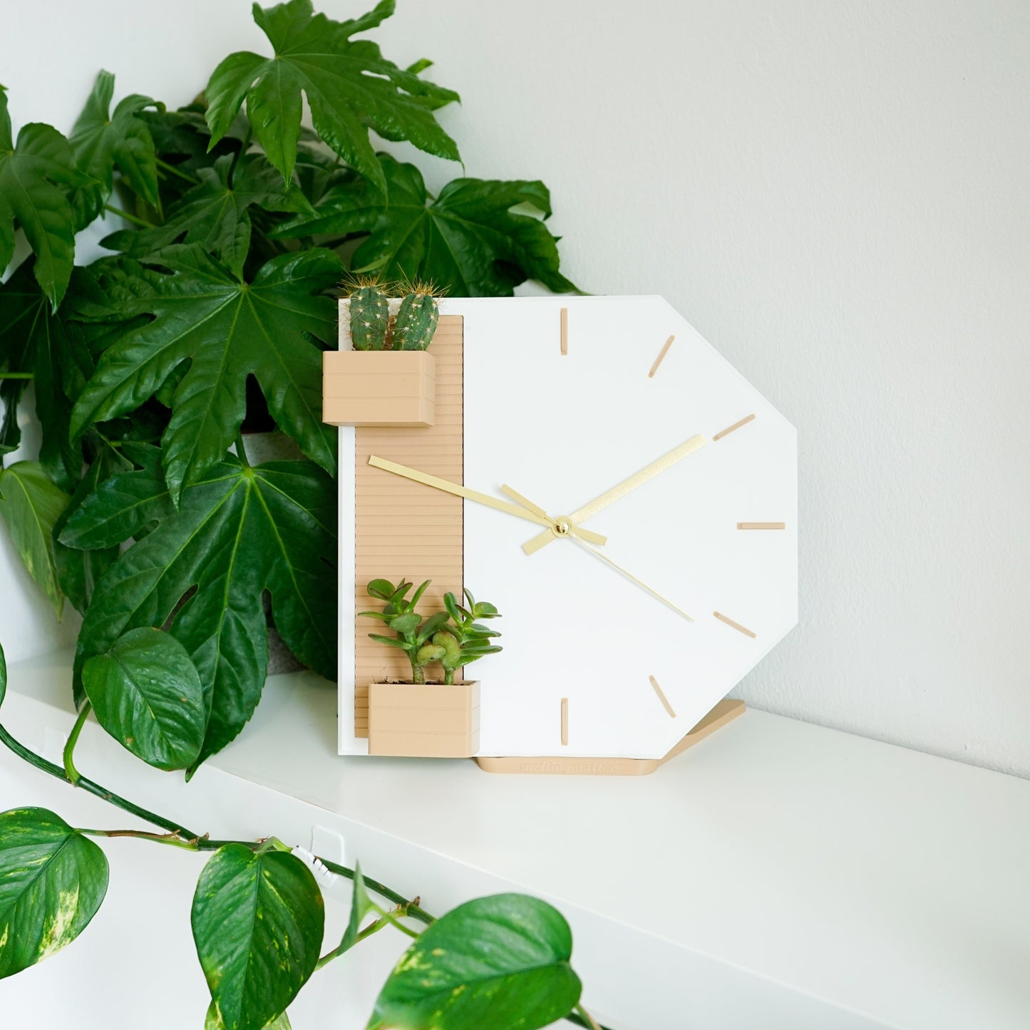 Moderne Wanduhr mit Pflanztopf