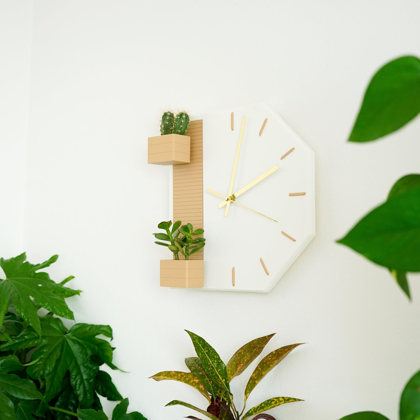 Moderne Wanduhr mit Pflanztopf
