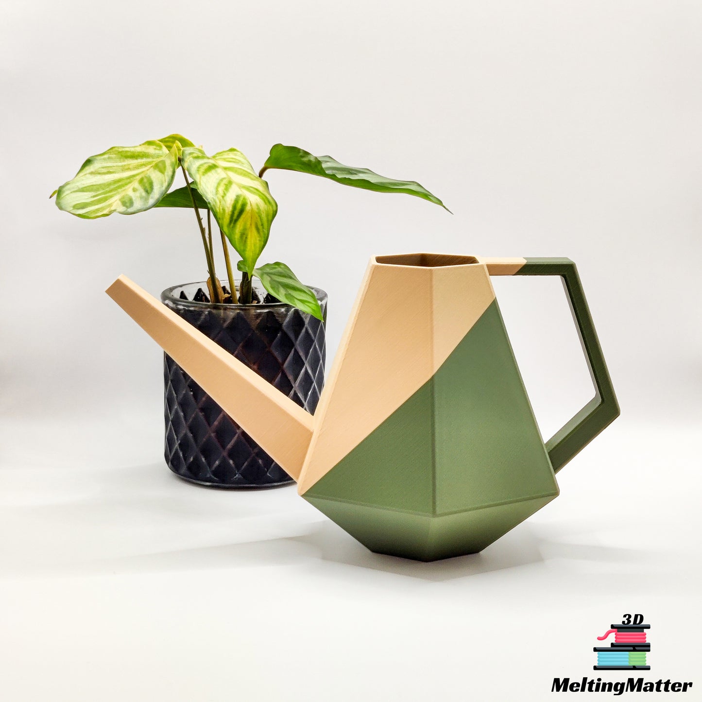 Die zweifarbige Poly Gießkanne ist ein dekorativer Hingucker für deine Zimmerpflanzen. Die Designer Gießkanne wird aus Biokunsstoff und mit dem 3D-Druckverfahren hergestellt. Sie eignet sich perfekt für die Bewässerung und Pflege von Zimmerpflanzen.