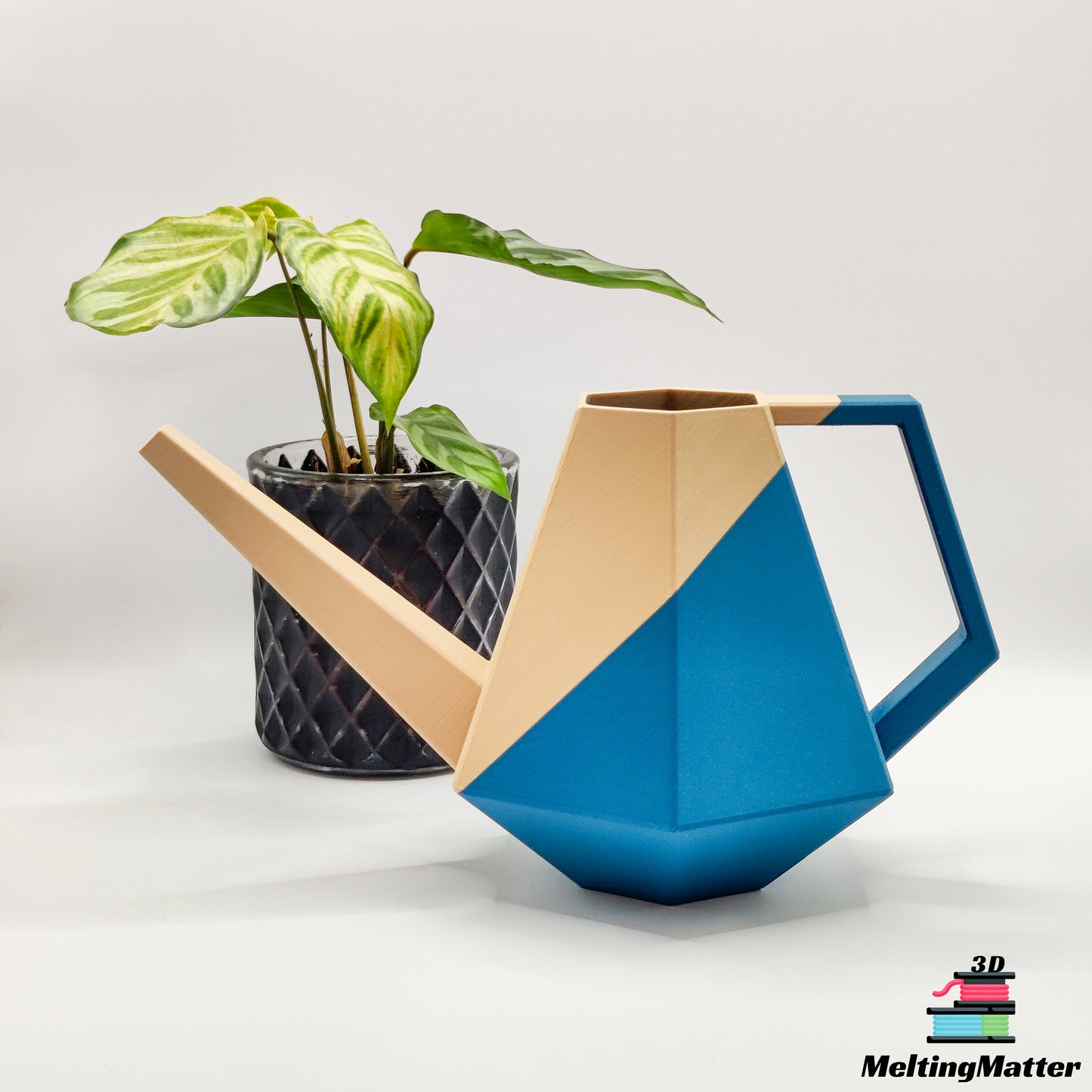 Die zweifarbige Poly Gießkanne ist ein dekorativer Hingucker für deine Zimmerpflanzen. Die Designer Gießkanne wird aus Biokunsstoff und mit dem 3D-Druckverfahren hergestellt. Sie eignet sich perfekt für die Bewässerung und Pflege von Zimmerpflanzen.