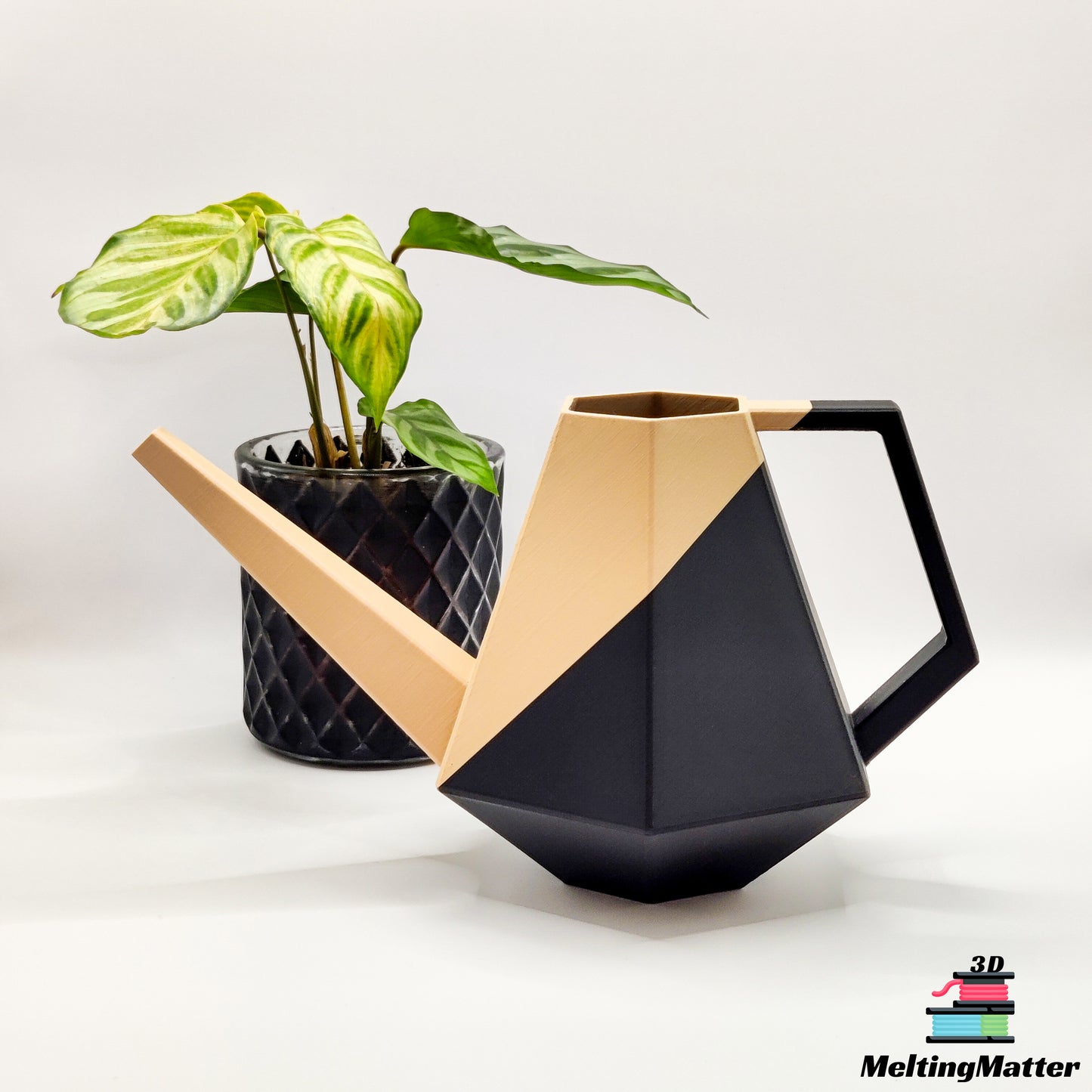 Die zweifarbige Poly Gießkanne ist ein dekorativer Hingucker für deine Zimmerpflanzen. Die Designer Gießkanne wird aus Biokunsstoff und mit dem 3D-Druckverfahren hergestellt. Sie eignet sich perfekt für die Bewässerung und Pflege von Zimmerpflanzen.