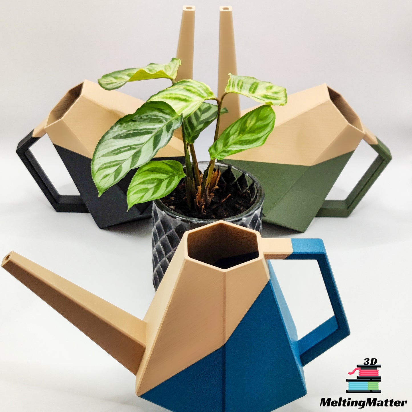 Die zweifarbige Poly Gießkanne ist ein dekorativer Hingucker für deine Zimmerpflanzen. Die Designer Gießkanne wird aus Biokunsstoff und mit dem 3D-Druckverfahren hergestellt. Sie eignet sich perfekt für die Bewässerung und Pflege von Zimmerpflanzen.