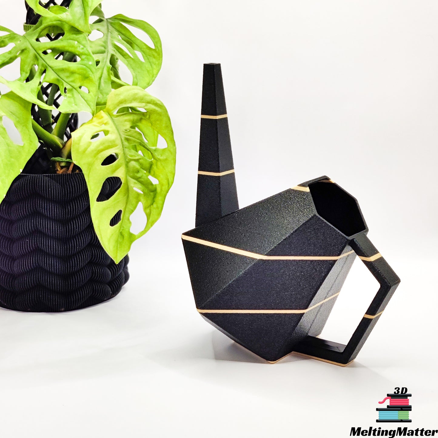 Die zweifarbige Poly Gießkanne ist ein dekorativer Hingucker für deine Zimmerpflanzen. Die Designer Gießkanne wird aus Biokunsstoff und mit dem 3D-Druckverfahren hergestellt. Sie eignet sich perfekt für die Bewässerung und Pflege von Zimmerpflanzen.
