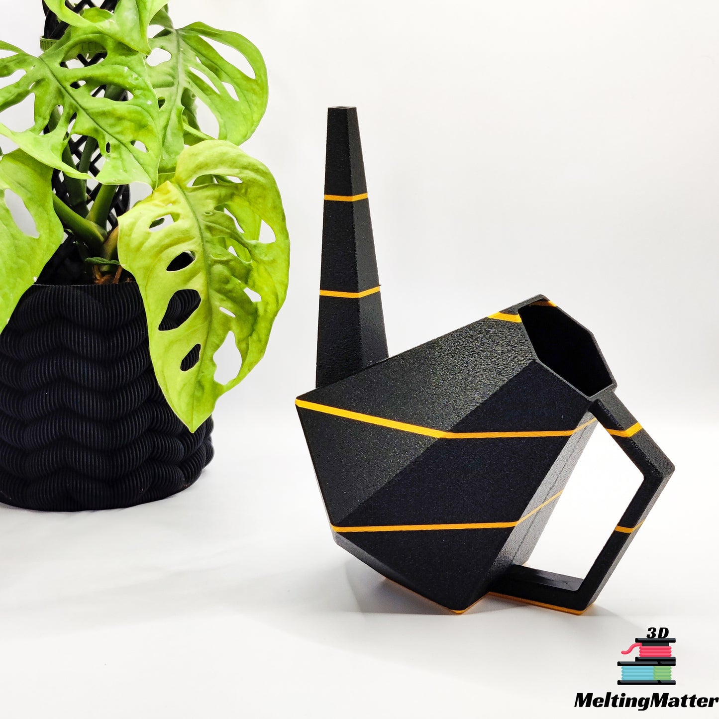 Die zweifarbige Poly Gießkanne ist ein dekorativer Hingucker für deine Zimmerpflanzen. Die Designer Gießkanne wird aus Biokunsstoff und mit dem 3D-Druckverfahren hergestellt. Sie eignet sich perfekt für die Bewässerung und Pflege von Zimmerpflanzen.