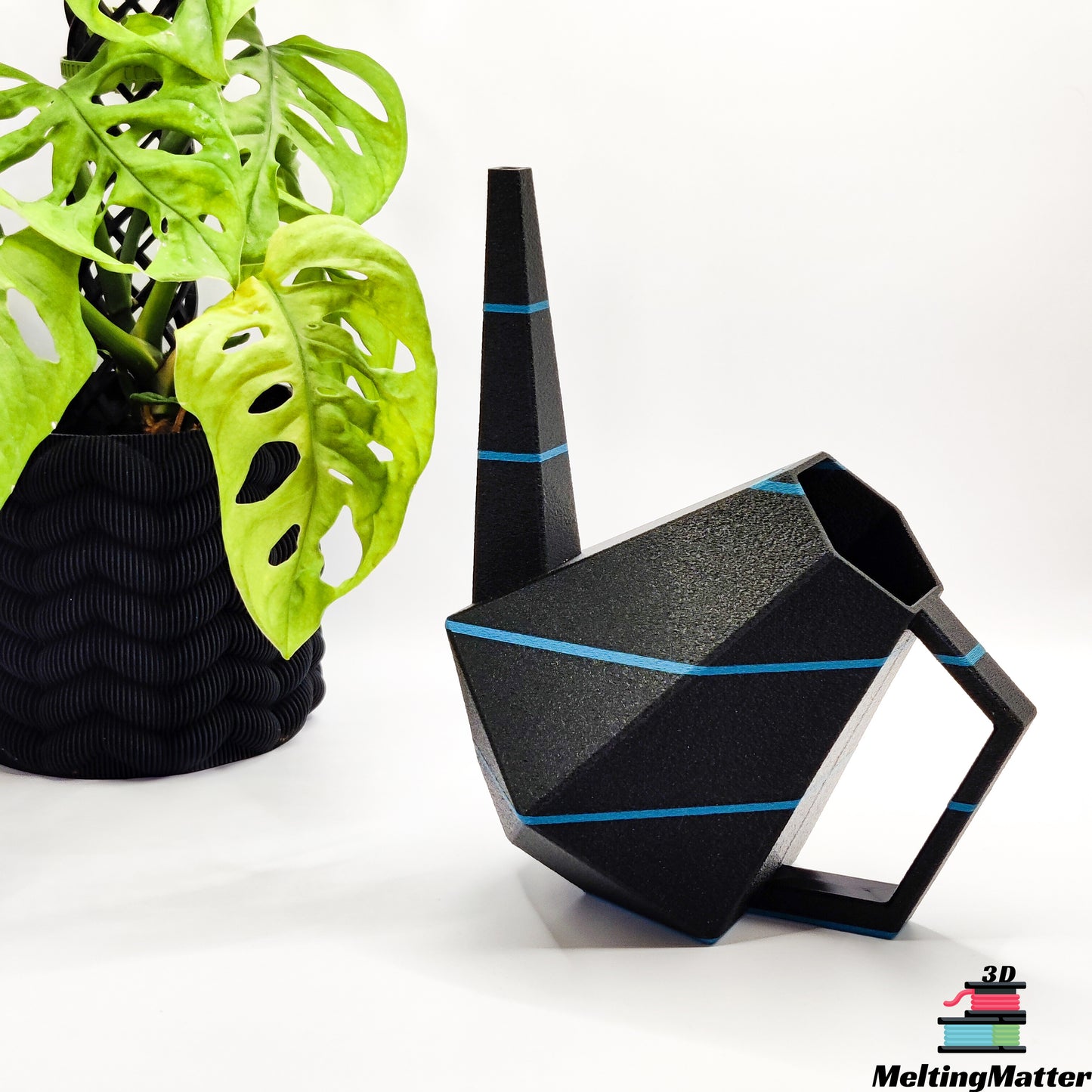 Die zweifarbige Poly Gießkanne ist ein dekorativer Hingucker für deine Zimmerpflanzen. Die Designer Gießkanne wird aus Biokunsstoff und mit dem 3D-Druckverfahren hergestellt. Sie eignet sich perfekt für die Bewässerung und Pflege von Zimmerpflanzen.