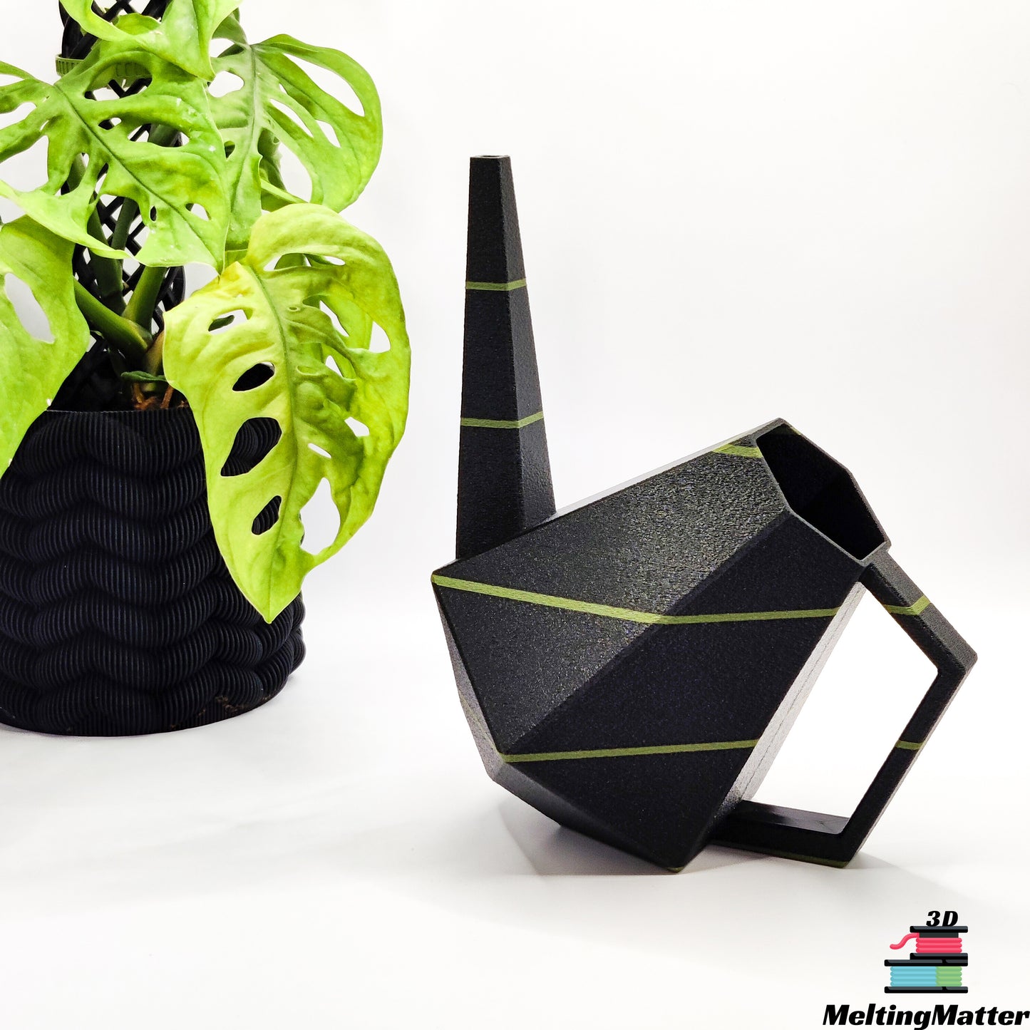 Die zweifarbige Poly Gießkanne ist ein dekorativer Hingucker für deine Zimmerpflanzen. Die Designer Gießkanne wird aus Biokunsstoff und mit dem 3D-Druckverfahren hergestellt. Sie eignet sich perfekt für die Bewässerung und Pflege von Zimmerpflanzen.