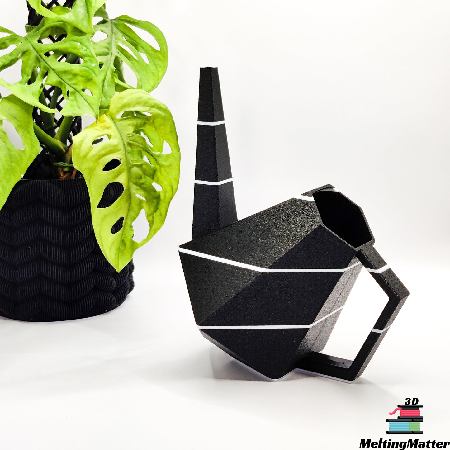 Die zweifarbige Poly Gießkanne ist ein dekorativer Hingucker für deine Zimmerpflanzen. Die Designer Gießkanne wird aus Biokunsstoff und mit dem 3D-Druckverfahren hergestellt. Sie eignet sich perfekt für die Bewässerung und Pflege von Zimmerpflanzen.