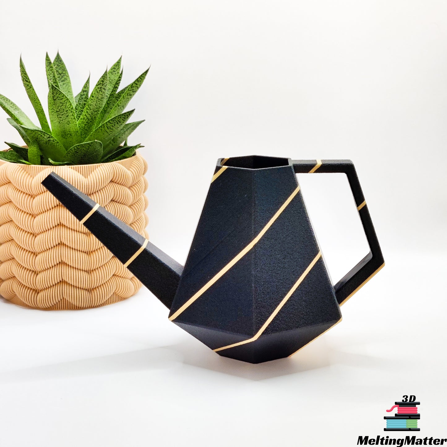 Die zweifarbige Poly Gießkanne ist ein dekorativer Hingucker für deine Zimmerpflanzen. Die Designer Gießkanne wird aus Biokunsstoff und mit dem 3D-Druckverfahren hergestellt. Sie eignet sich perfekt für die Bewässerung und Pflege von Zimmerpflanzen.
