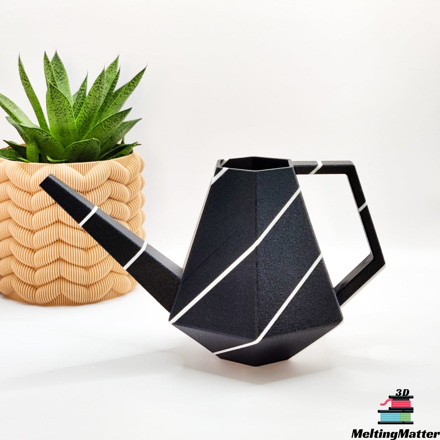 Die zweifarbige Poly Gießkanne ist ein dekorativer Hingucker für deine Zimmerpflanzen. Die Designer Gießkanne wird aus Biokunsstoff und mit dem 3D-Druckverfahren hergestellt. Sie eignet sich perfekt für die Bewässerung und Pflege von Zimmerpflanzen.