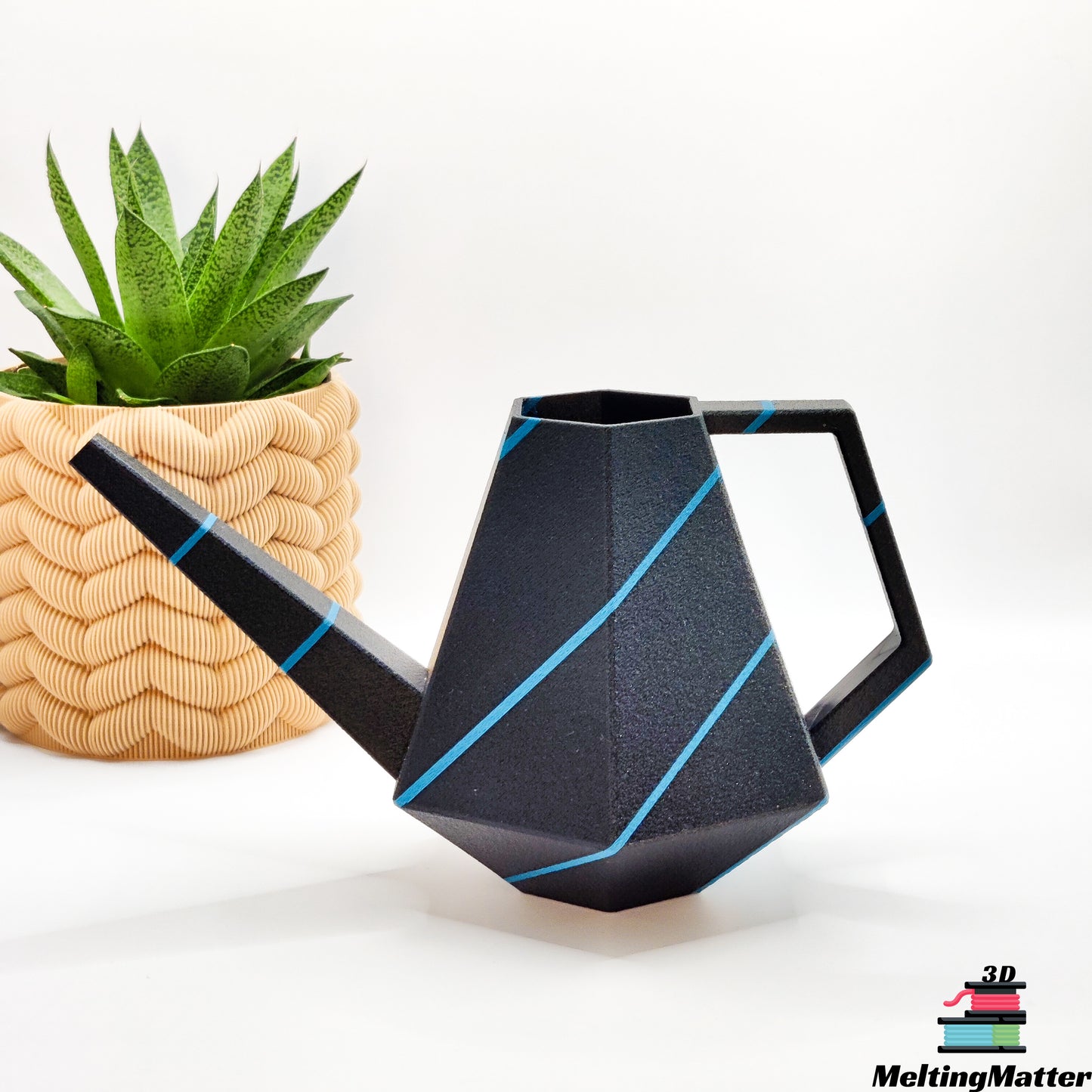 Die zweifarbige Poly Gießkanne ist ein dekorativer Hingucker für deine Zimmerpflanzen. Die Designer Gießkanne wird aus Biokunsstoff und mit dem 3D-Druckverfahren hergestellt. Sie eignet sich perfekt für die Bewässerung und Pflege von Zimmerpflanzen.