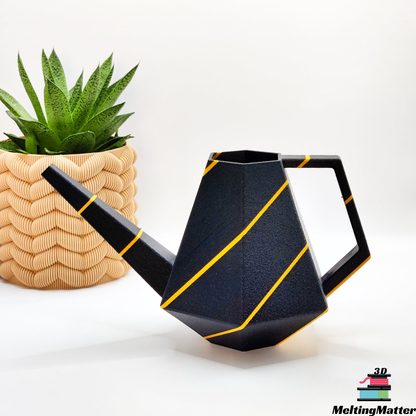 Die zweifarbige Poly Gießkanne ist ein dekorativer Hingucker für deine Zimmerpflanzen. Die Designer Gießkanne wird aus Biokunsstoff und mit dem 3D-Druckverfahren hergestellt. Sie eignet sich perfekt für die Bewässerung und Pflege von Zimmerpflanzen.