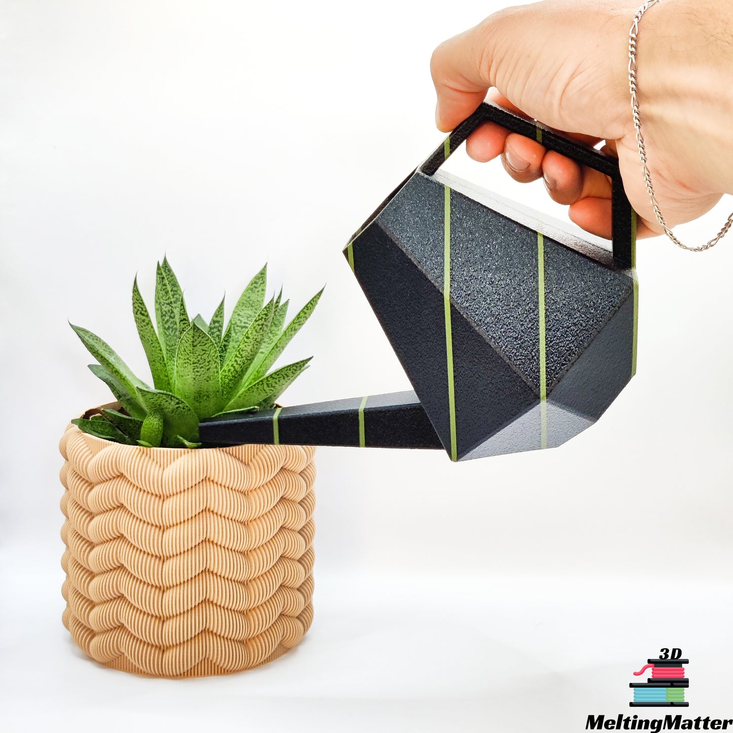 Die zweifarbige Poly Gießkanne ist ein dekorativer Hingucker für deine Zimmerpflanzen. Die Designer Gießkanne wird aus Biokunsstoff und mit dem 3D-Druckverfahren hergestellt. Sie eignet sich perfekt für die Bewässerung und Pflege von Zimmerpflanzen.