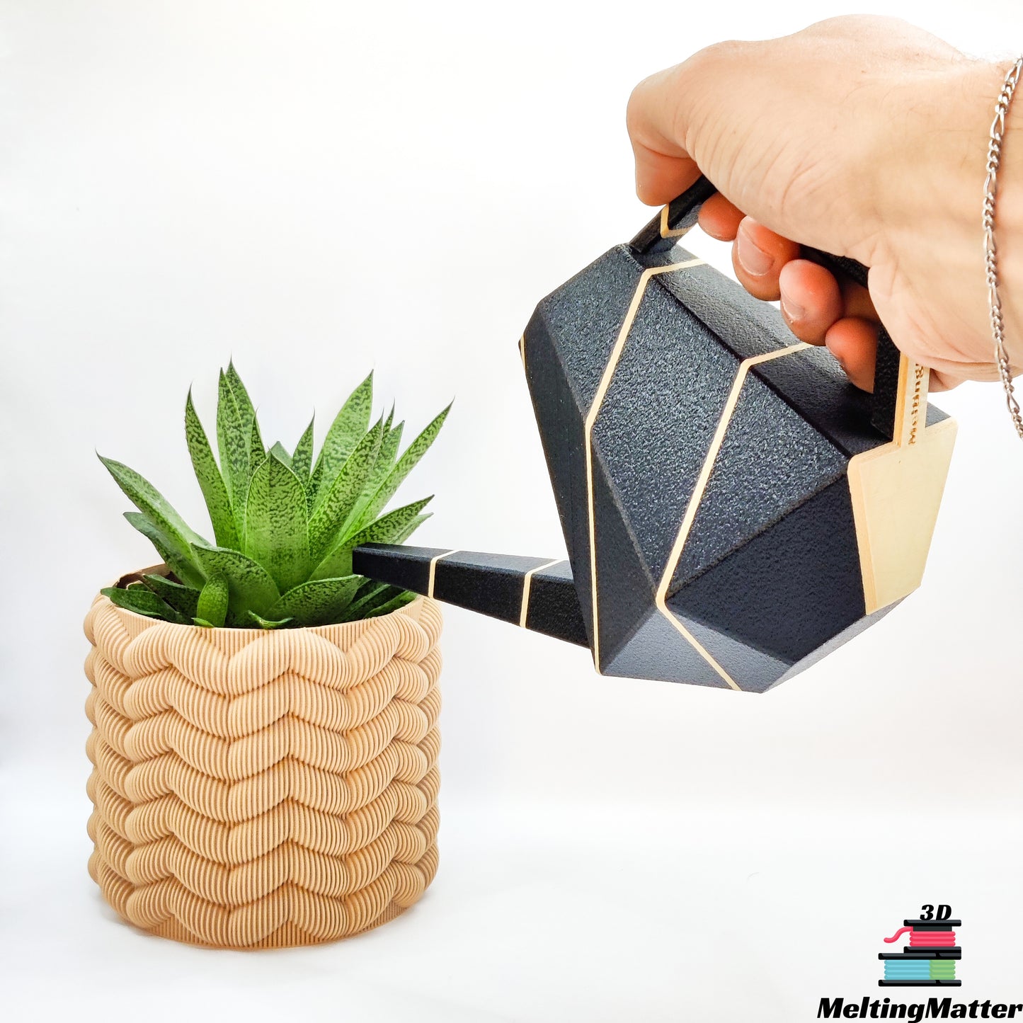 Die zweifarbige Poly Gießkanne ist ein dekorativer Hingucker für deine Zimmerpflanzen. Die Designer Gießkanne wird aus Biokunsstoff und mit dem 3D-Druckverfahren hergestellt. Sie eignet sich perfekt für die Bewässerung und Pflege von Zimmerpflanzen.