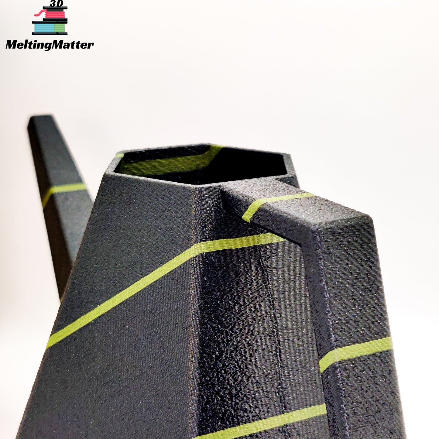 Die zweifarbige Poly Gießkanne ist ein dekorativer Hingucker für deine Zimmerpflanzen. Die Designer Gießkanne wird aus Biokunsstoff und mit dem 3D-Druckverfahren hergestellt. Sie eignet sich perfekt für die Bewässerung und Pflege von Zimmerpflanzen.