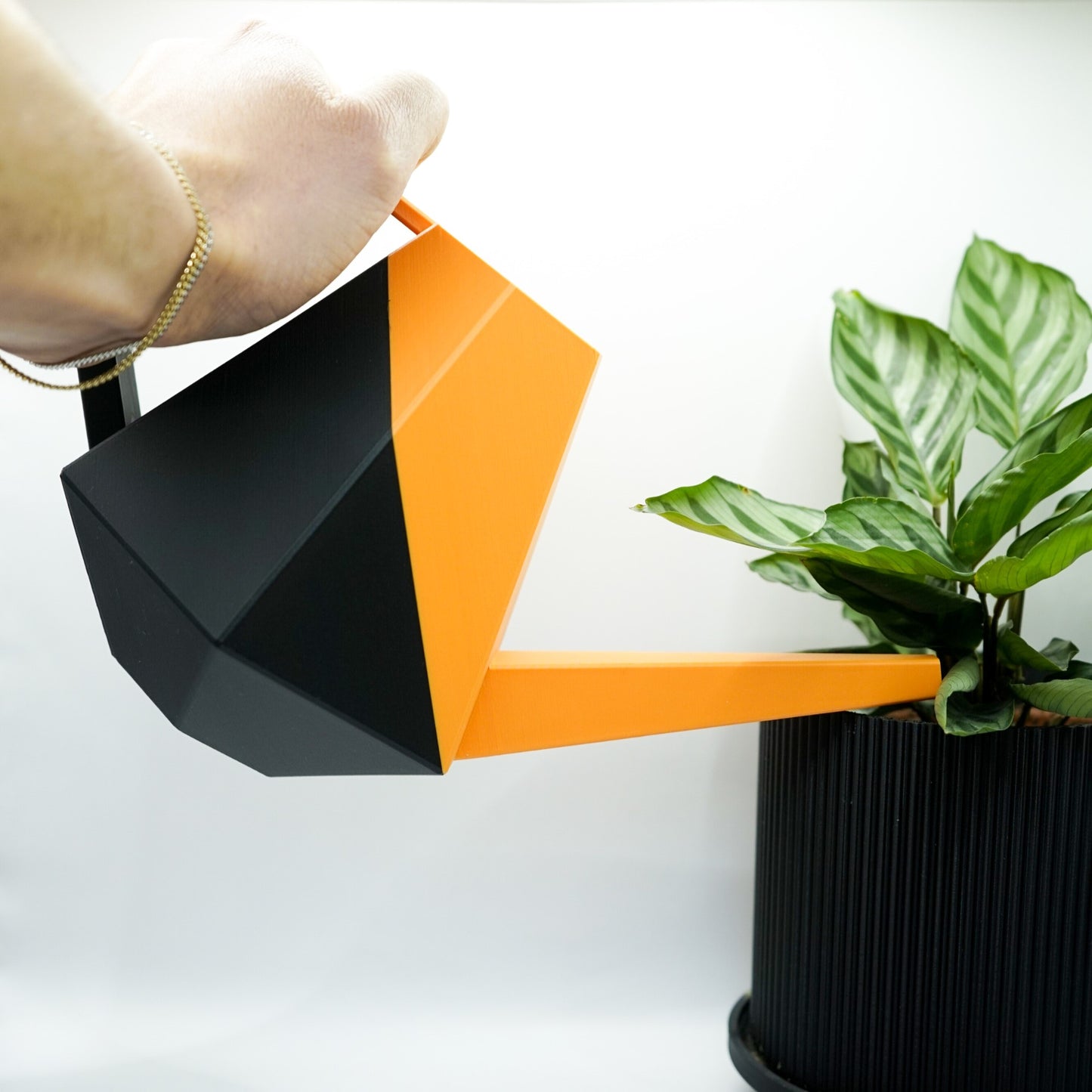 Die zweifarbige Poly Gießkanne ist ein dekorativer Hingucker für deine Zimmerpflanzen. Die Designer Gießkanne wird aus Biokunsstoff und mit dem 3D-Druckverfahren hergestellt. Sie eignet sich perfekt für die Bewässerung und Pflege von Zimmerpflanzen.