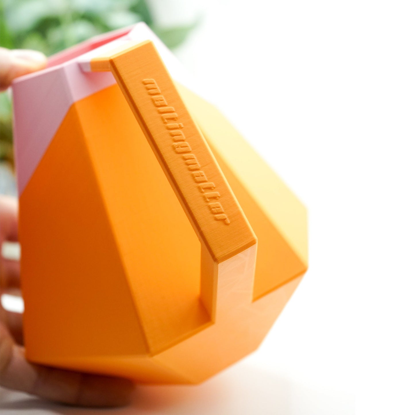 Die zweifarbige Poly Gießkanne ist ein dekorativer Hingucker für deine Zimmerpflanzen. Die Designer Gießkanne wird aus Biokunsstoff und mit dem 3D-Druckverfahren hergestellt. Sie eignet sich perfekt für die Bewässerung und Pflege von Zimmerpflanzen.