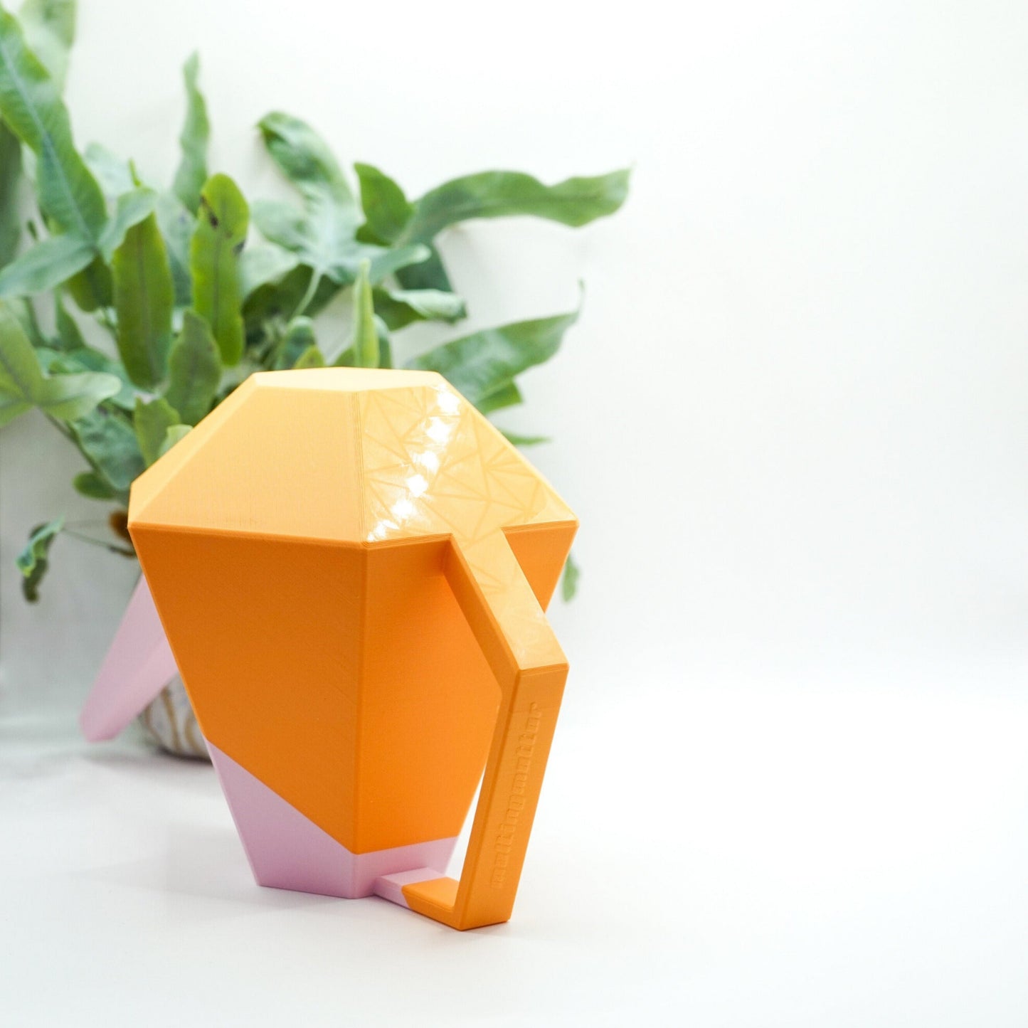 Die zweifarbige Poly Gießkanne ist ein dekorativer Hingucker für deine Zimmerpflanzen. Die Designer Gießkanne wird aus Biokunsstoff und mit dem 3D-Druckverfahren hergestellt. Sie eignet sich perfekt für die Bewässerung und Pflege von Zimmerpflanzen.