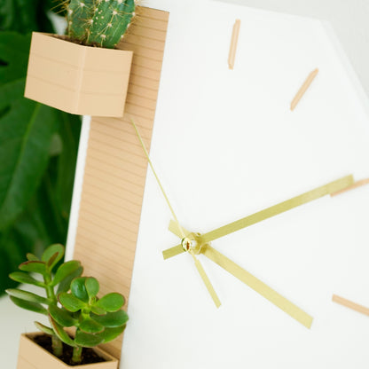 Moderne Wanduhr mit Pflanztopf