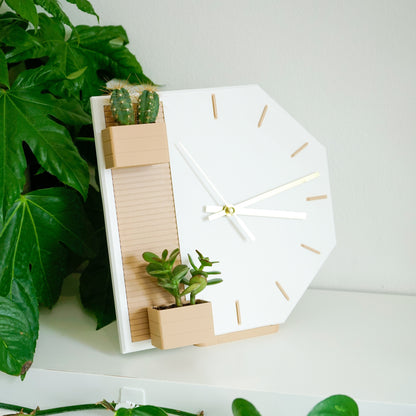 Moderne Wanduhr mit Pflanztopf