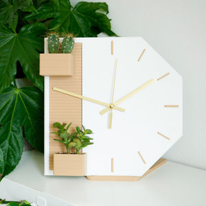 Moderne Wanduhr mit Pflanztopf