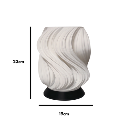 Aurea Tischleuchte – elegante Designlampe mit schwungvollem Schirm MeltingMatter